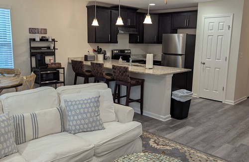 Atlantic Highlands Casa | Spacious 4-bedroom townhome in awesome Jacksonville, Florida. Near the Beach.