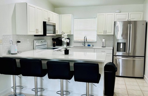 Joel Casa | Spacious 4-bedroom house with AC and WiFi in charming Lehigh Acres