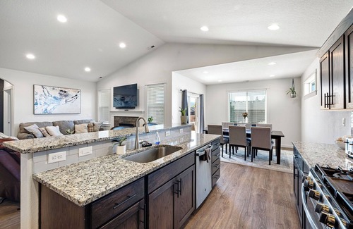 Thurston Casa | Spacious 4 bedroom, near Autzen, Hayward Field, UofO,1 hour to coast & mountains