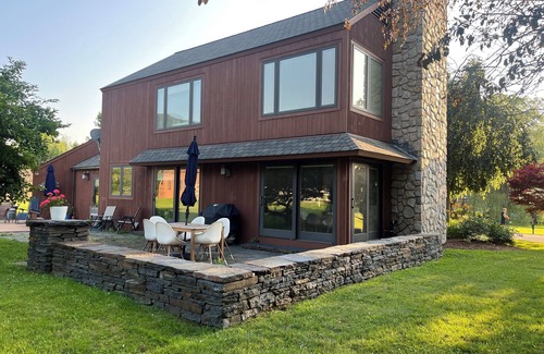 Williamstown Casa | Spacious 4-Bedroom Retreat with Mountain Views – Family & Pet Friendly