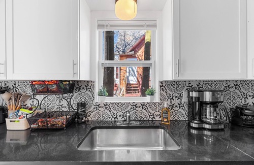 Lansing Casa | Spacious 4-bedrooms with 3 full showers, comfortable living room and dining