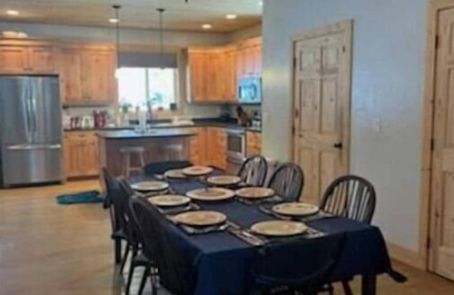 Martin City Casa | Spacious 4 BR Home near GNP