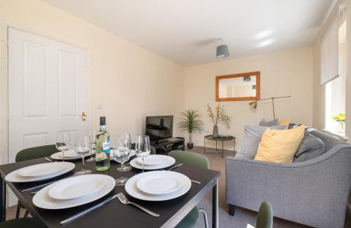 Wootton Bassett Casa | Spacious 4 bedroom, perfect for contractors, families, private parking