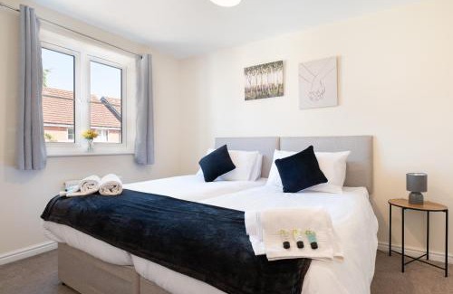 Wootton Bassett Casa | Spacious 4 bedroom, perfect for contractors, families, private parking