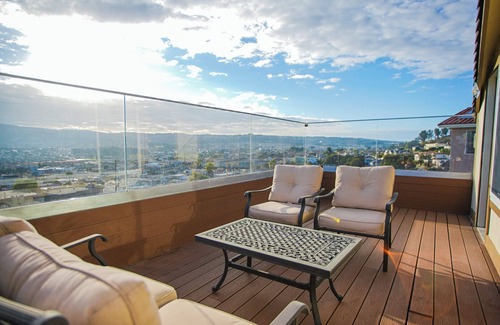 South San Francisco Casa | Spacious 4BR Family Retreat with Indoor Pool, Jacuzzi & Movie Room – Near SFO