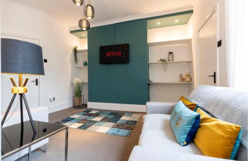 Gateshead Casa | Spacious 4BR Home in Gateshead Sleeps 7 with FREE Parking