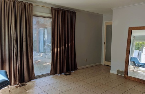 Dayton Casa | Spacious 4BR Mid-Century Modern Retreat in Dayton with Hot Tub