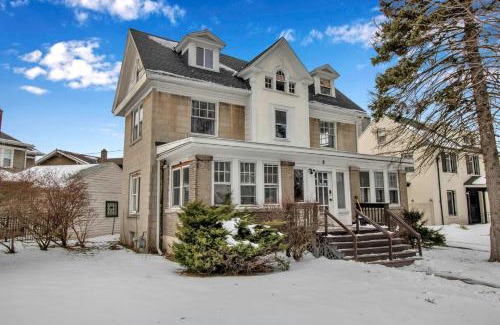 North Buffalo Casa | Spacious 4BR Near UB Niagara Falls - Pet Friendly