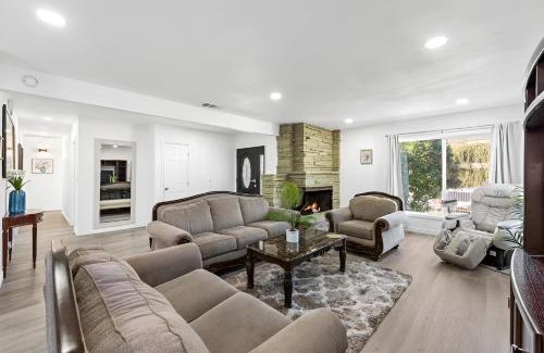 Pomona Apartamento | Spacious 4BR Retreat in Pomona with Sauna and Hot Tub