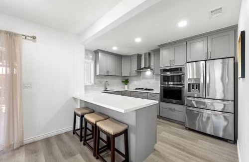 Pomona Apartamento | Spacious 4BR Retreat in Pomona with Sauna and Hot Tub