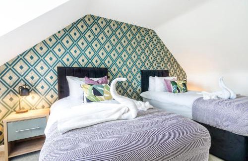 Milton Keynes Casa | Spacious 4BR Townhouse Free Parking & WiFi