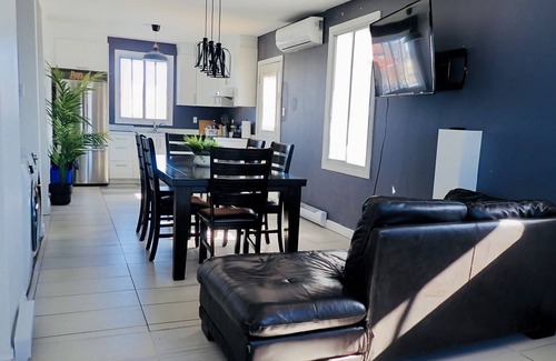 De Lorimier Apartamento | Spacious 4BRs/2Baths with private parking and patio!