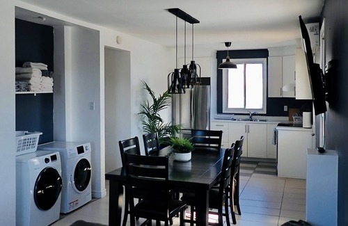 De Lorimier Apartamento | Spacious 4BRs/2Baths with private parking and patio!