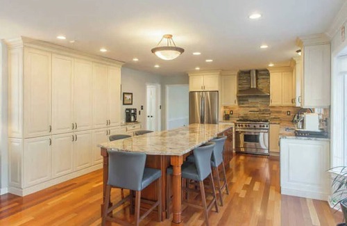 Saint Davids Casa | Spacious 5-bedroom house, with pool and hot tub, 1 mile from Aronimink