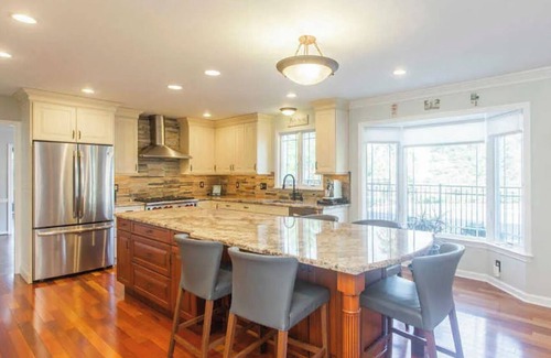 Saint Davids Casa | Spacious 5-bedroom house, with pool and hot tub, 1 mile from Aronimink