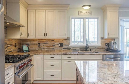 Saint Davids Casa | Spacious 5-bedroom house, with pool and hot tub, 1 mile from Aronimink