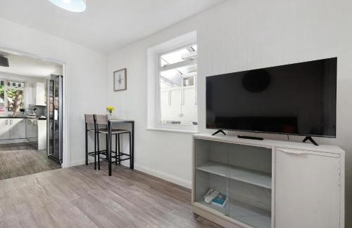 Ashford Casa | Spacious 5-Bedroom 2-Bath Home in Stanwell