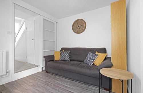 Ashford Casa | Spacious 5-Bedroom 2-Bath Home in Stanwell