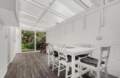 Ashford Casa | Spacious 5-Bedroom 2-Bath Home in Stanwell