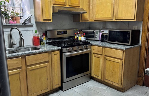 Chicago Lawn Casa | Spacious 5-bedroom bungalow in delightful Chicago with AC, WiFi