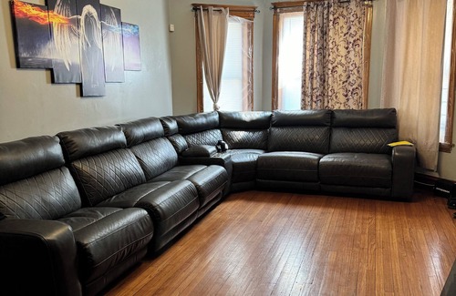 Chicago Lawn Casa | Spacious 5-bedroom bungalow in delightful Chicago with AC, WiFi