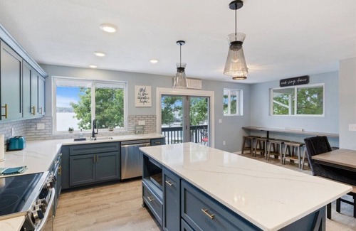 Lake of the Ozarks Casa | Spacious 5-bedroom house in fabulous Lake Ozark with dock just doors from H-toad