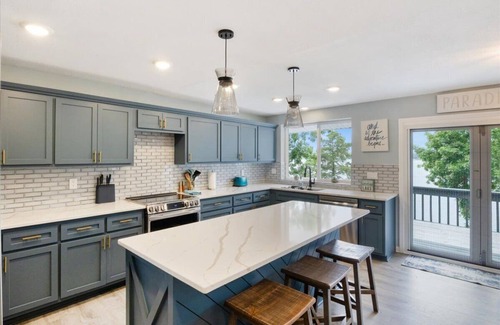 Lake of the Ozarks Casa | Spacious 5-bedroom house in fabulous Lake Ozark with dock just doors from H-toad