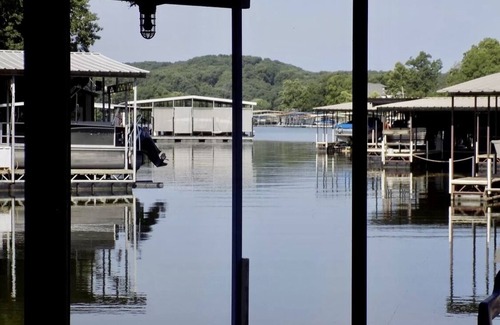 Linn Creek Casa | Spacious 5 Bedroom House ON THE LAKE, Private Dock, rent 2nd house next door!