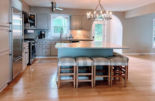Pentwater Casa | Spacious 5-bedroom house with private access to Lake Michigan beachfront.