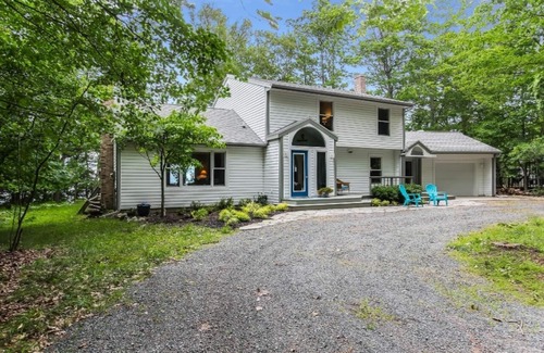 Pentwater Casa | Spacious 5-bedroom house with private access to Lake Michigan beachfront.