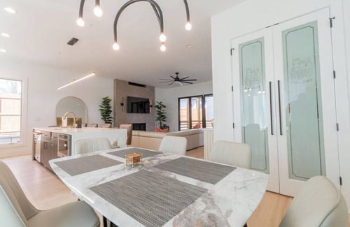 Edgewood Casa | Spacious 5-Bedroom home w/ Free Parking, Rooftop Deck 5 minutes from DT Atlanta