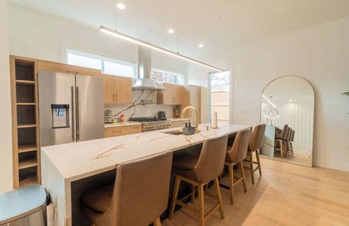 Edgewood Casa | Spacious 5-Bedroom home w/ Free Parking, Rooftop Deck 5 minutes from DT Atlanta