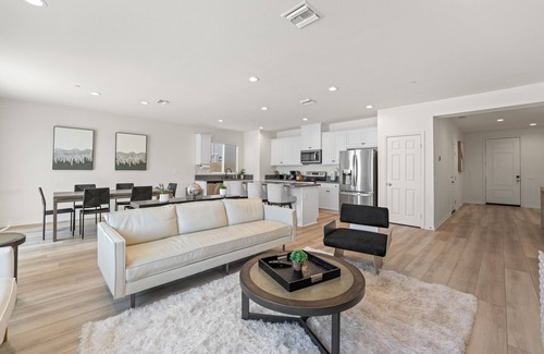 Sun City Casa | Spacious 5-bedroom house with AC｜The Elegant Retreat on Chance Dr #42474