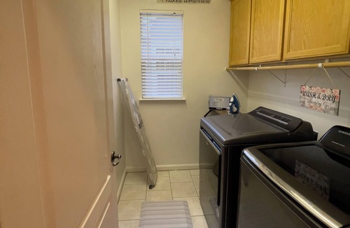 Turlock Casa | Spacious 5-bedroom house pool with WiFi, AC in awesome Turlock