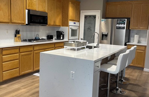 Turlock Casa | Spacious 5-bedroom house pool with WiFi, AC in awesome Turlock