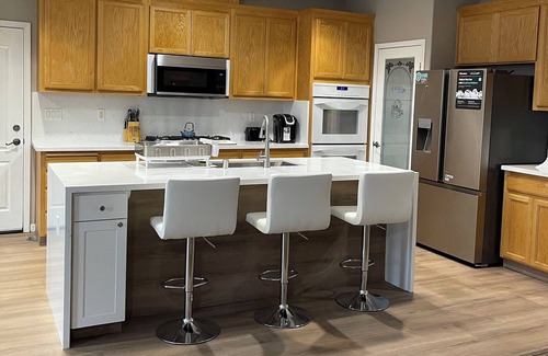 Turlock Casa | Spacious 5-bedroom house pool with WiFi, AC in awesome Turlock