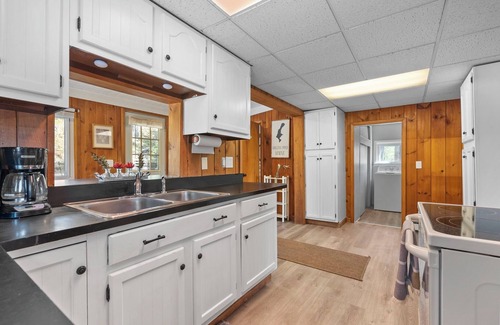 North Windham Casa | Spacious 5-bedroom house with WiFi and AC in charming Windham