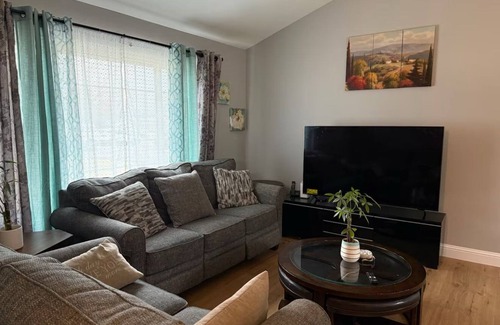 Aurora Casa | Spacious 5- bedroom house in peaceful Aurora with WiFi and AC
