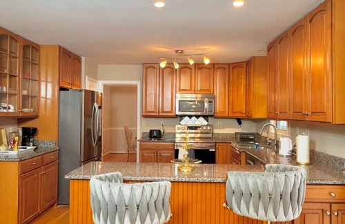 Tysons Casa | Spacious 5-bedroom house in lovely Tysons with AC, Pool table, WiFi