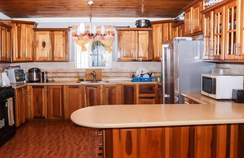 Black River Casa | Spacious 5-bedroom building in marvelous Black River with AC, WiFi