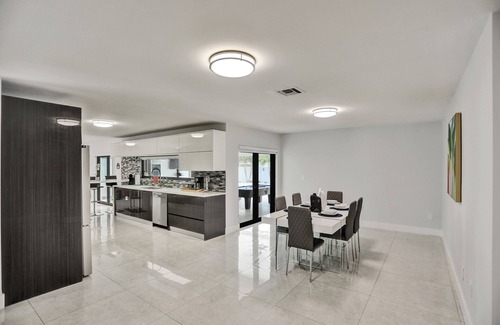 Sunset Villa | Spacious 5-bedroom Luxury villa with AC and fitness room in fabulous Miami