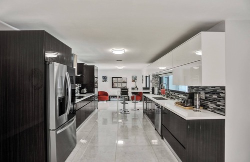 Sunset Villa | Spacious 5-bedroom Luxury villa with AC and fitness room in fabulous Miami