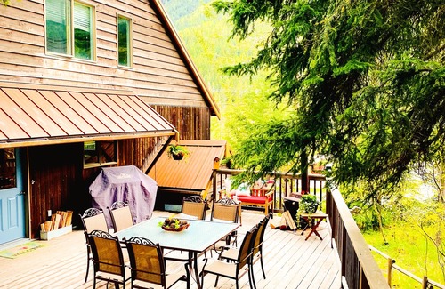 East Kootenay Casa | Spacious 5 bedroom Panorama Mountain Retreat !