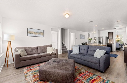 Southside Casa | Spacious 5 Bedroom-SeaWorld/Lackland Family Retreat