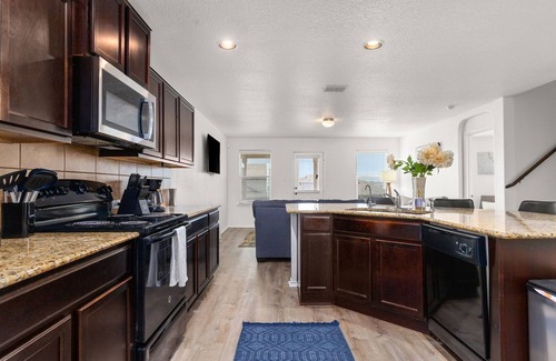 Southside Casa | Spacious 5 Bedroom-SeaWorld/Lackland Family Retreat