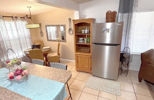 Griffin Heights Casa | Spacious 5 Bedroom Home, two blocks to FSU. Oversized parking for up to 8 cars