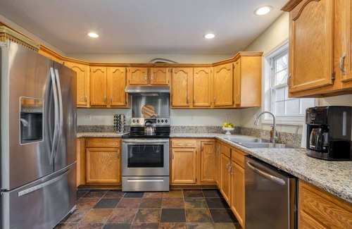 Weaverville Casa | Spacious 5-bedroom house w Mountain Views!