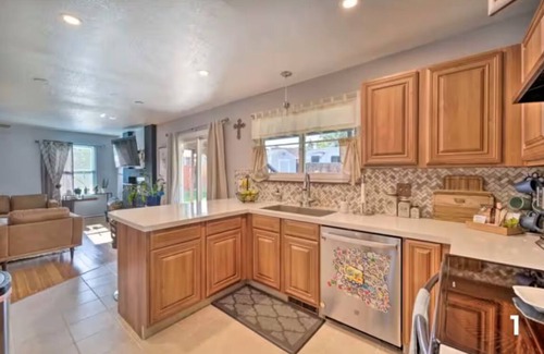 Lamar Heights Area Casa | Spacious 5-bedroom house with WiFi, AC in charming lake community in Westminster