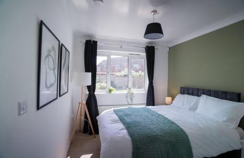 Stevenage Casa | Spacious 5 Bedrooms Sleeps 9 3 Bath and Parking Ideal for Contractors