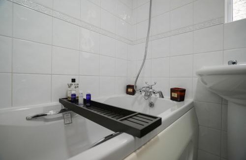 Stevenage Casa | Spacious 5 Bedrooms Sleeps 9 3 Bath and Parking Ideal for Contractors
